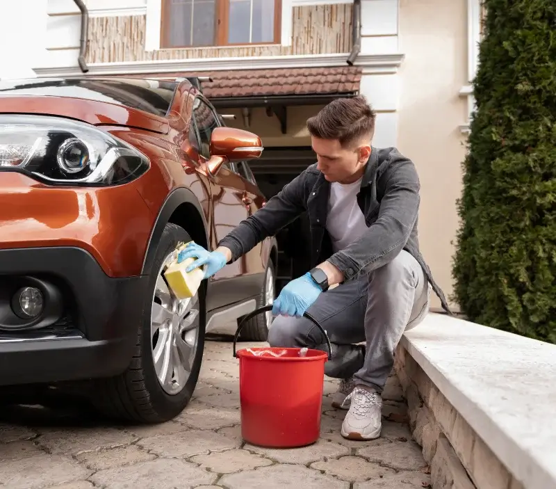 Lavage auto à domicile Caudrot : professionnel intervenant sur un véhicule